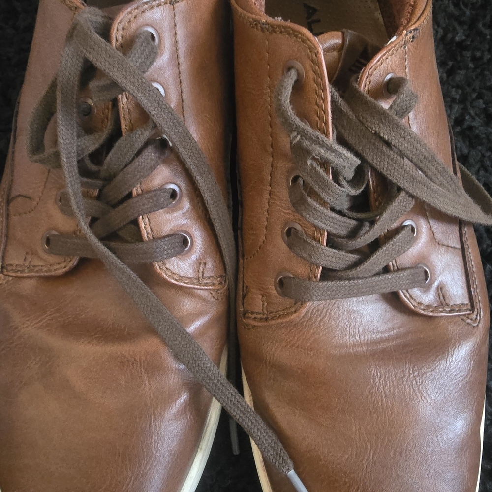 Classic Brown Leather Oxfords with Lace-Up Design